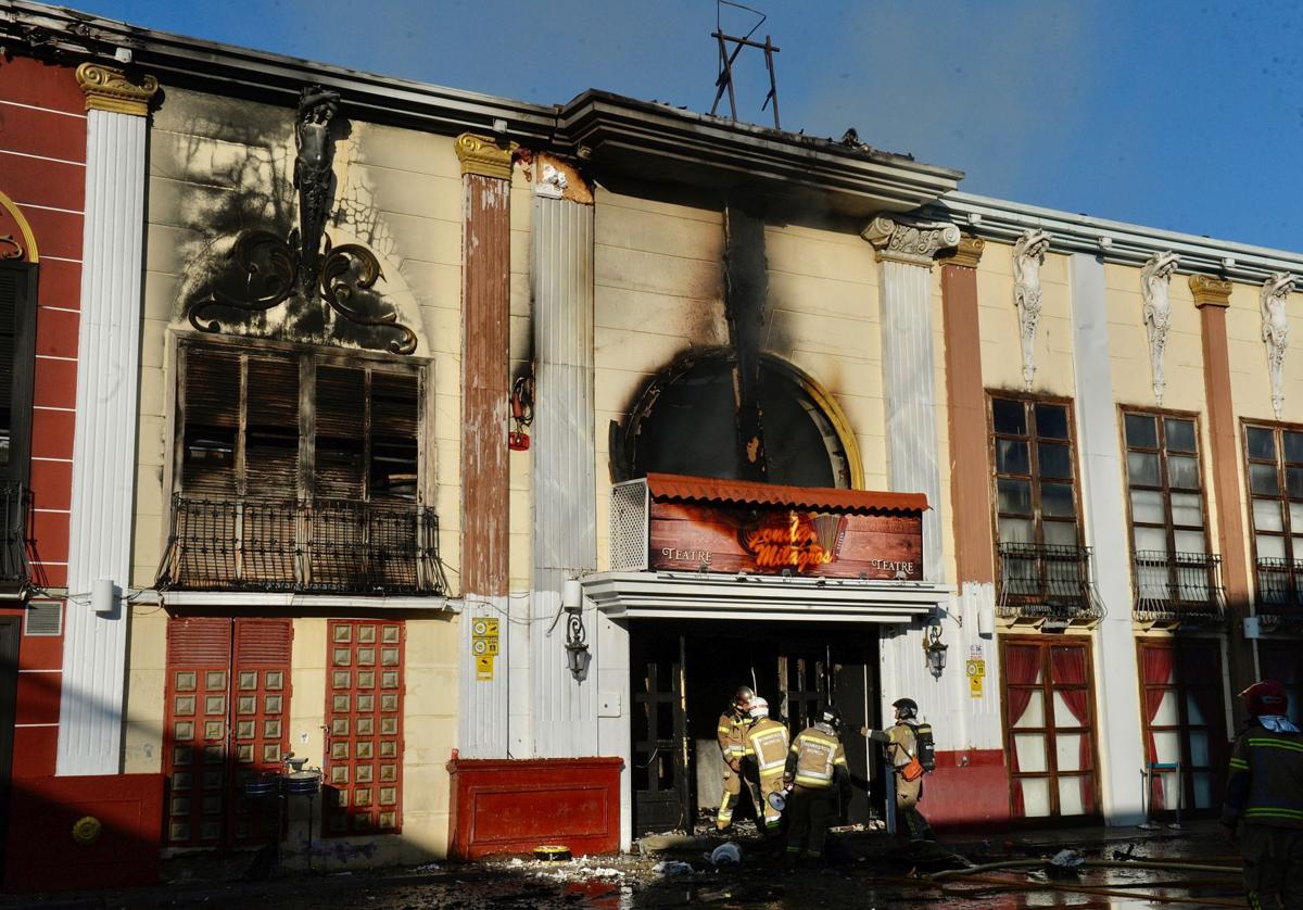 Bomberos trabajando en la extinción del incendio de las discotecas de Atalayas el 1 de octubre de 2023.