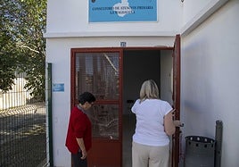 Dos vecinas entran al consultorio, sin médico ya dos semanas.