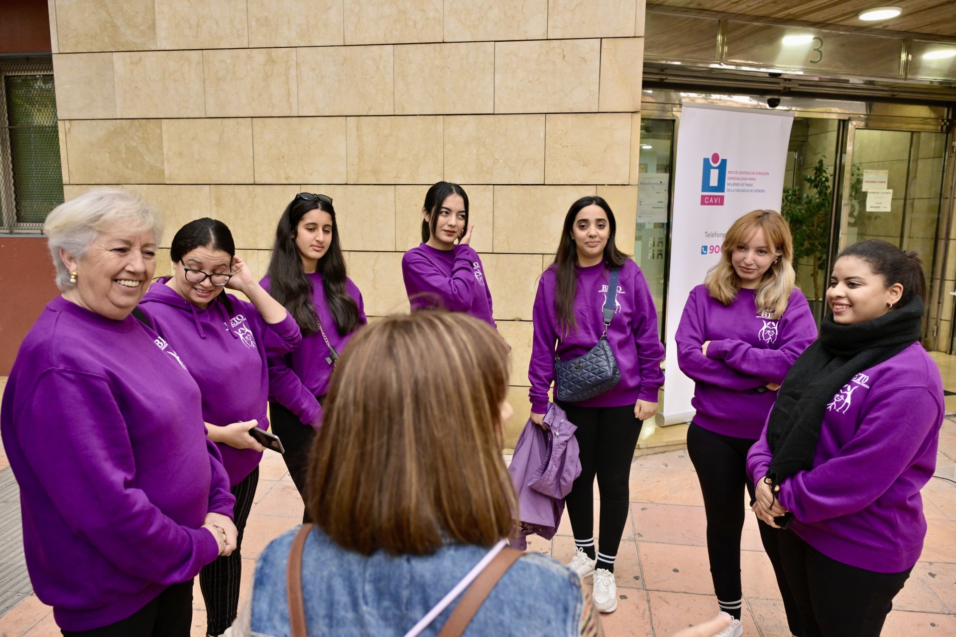 Lectura del manifiesto del Día contra la violencia a la mujer, en imágenes
