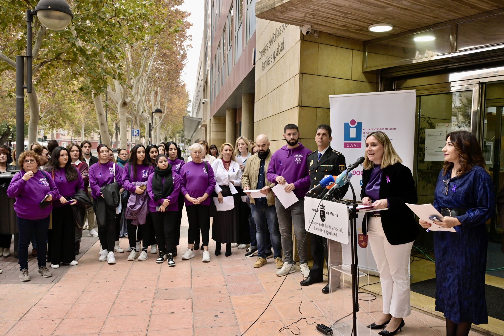 Lectura del manifiesto del Día contra la violencia a la mujer, en imágenes