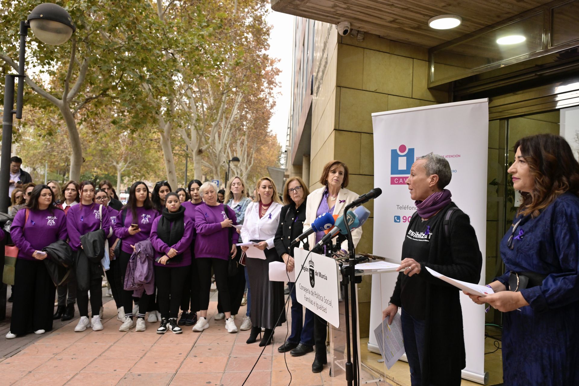 Lectura del manifiesto del Día contra la violencia a la mujer, en imágenes
