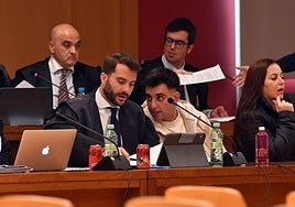 Inocente J. F., alias 'Tente', habla con su abogado, en la vista celebrada este lunes.