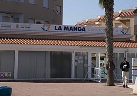 Un vecino de La Manga sale de la sede del consorcio, donde los ciudadanos disponen de una ventanilla única para realizar sus gestiones con las administraciones.