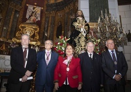 Tomás Fuertes, segundo por la izquierda, tras el reconocimiento.