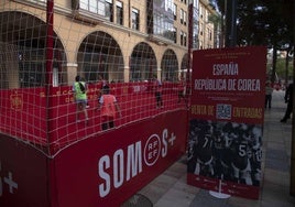 Unos niños jugando ayer en la 'Fan Zone' de la selección española femenina instalada en la plaza Juan XXIII de Cartagena.