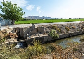 Vista del Azarbe de Los Pérez, con el casco urbano de Santomera y la Sierra de Orihuela al fondo.