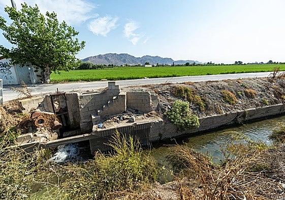 Vista del Azarbe de Los Pérez, con el casco urbano de Santomera y la Sierra de Orihuela al fondo.