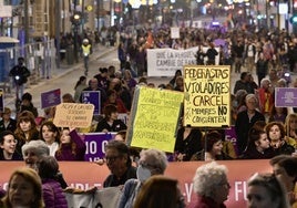 La marcha que recorrió este lunes el centro de Murcia, con pancartas en contra de las agresiones machistas.