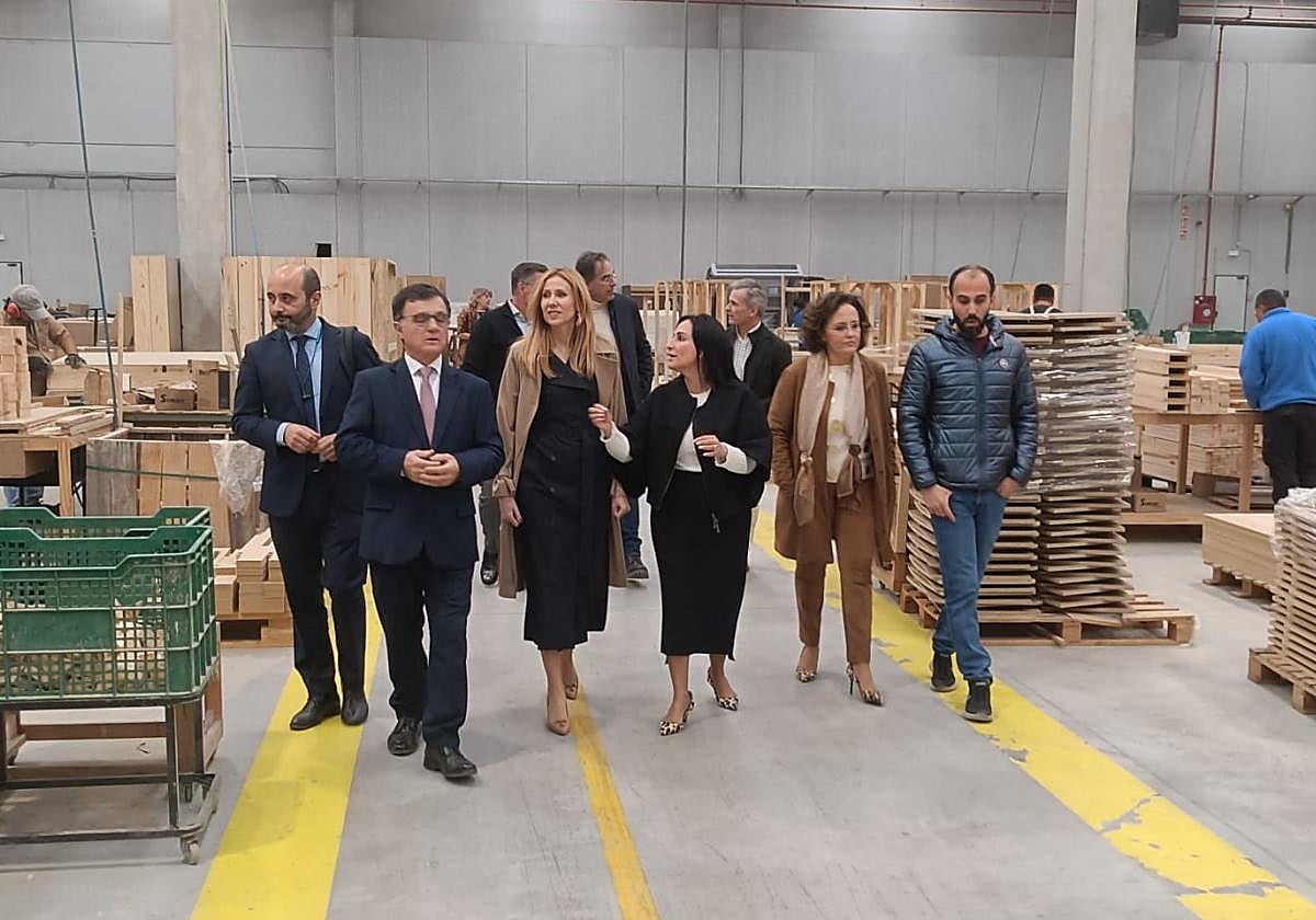 La consejera durante su visita, este lunes, a una de las empresas en Yecla.