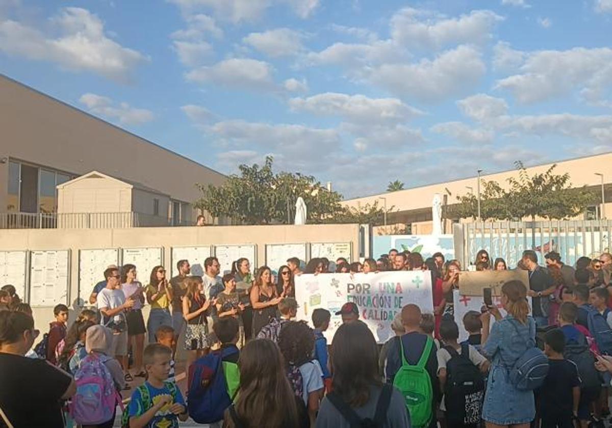 Protesta, el pasado septiembre, a las puertas del colegio Playas de Orihuela.