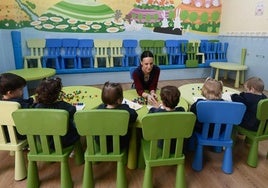 Varios alumnos con su maestra en la escuela infantil Futurines, en la urbanización Joven Futura de Murcia.