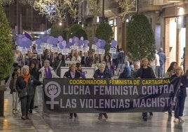 La concentración de Cartagena a su paso por la céntrica calle del Carmen.