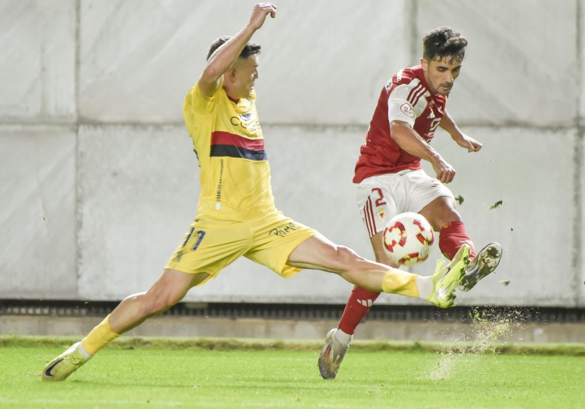 Jorge Mier, lateral derecho del Real Murcia, intenta poner un centro con la pierna izquierda en el partido ante el Atlético Sanluqueño.