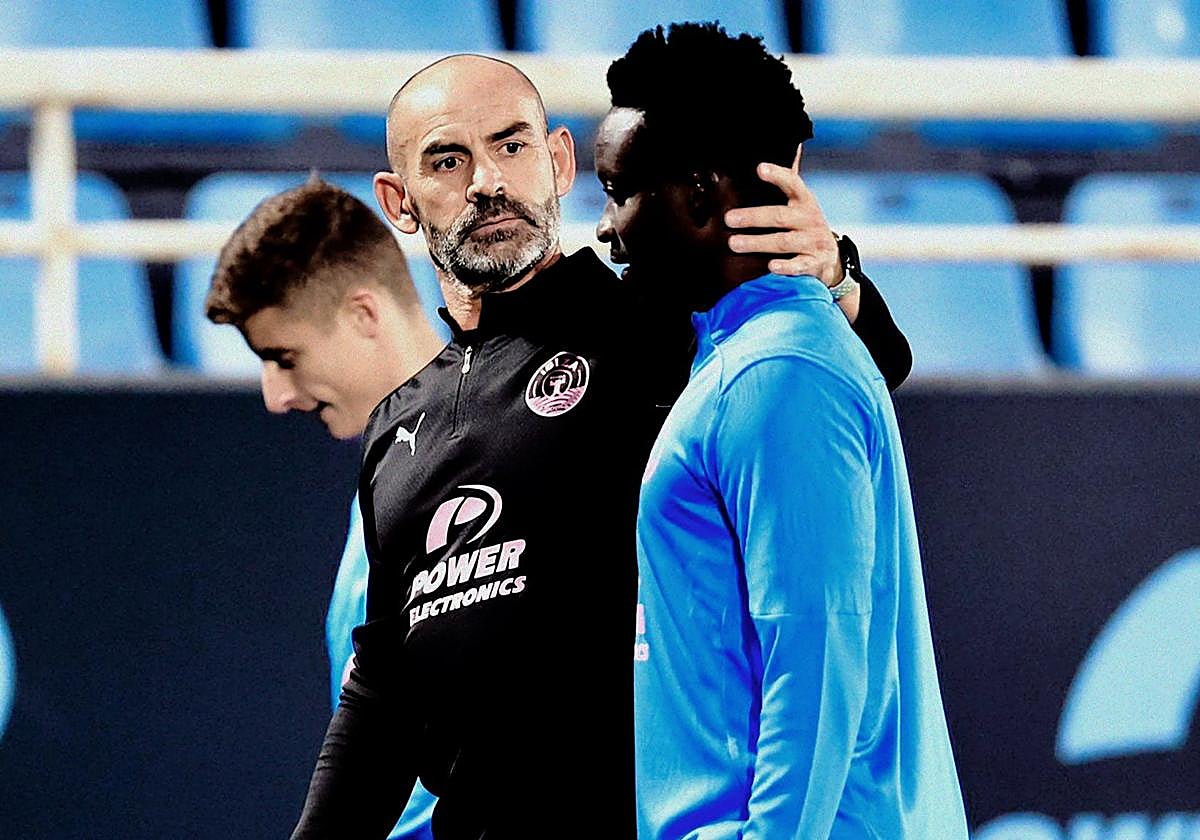 Jémez se muestra cariñoso con Dauda tras un entrenamiento.
