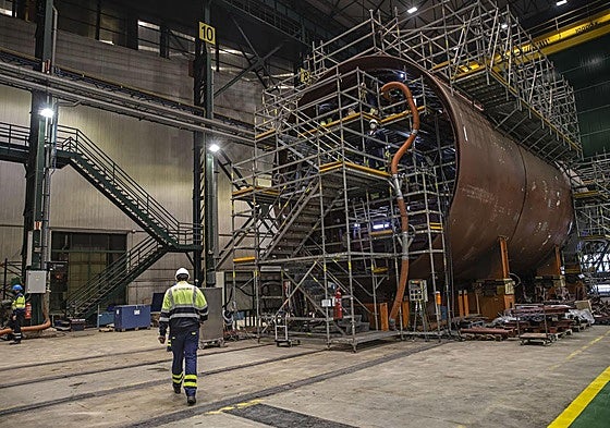 Construcción de uno de los submarinos S-80 en el astillero de Navantia, en una imagen de archivo.