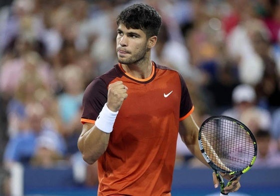 Carlos Alcaraz en un partido de tenis.