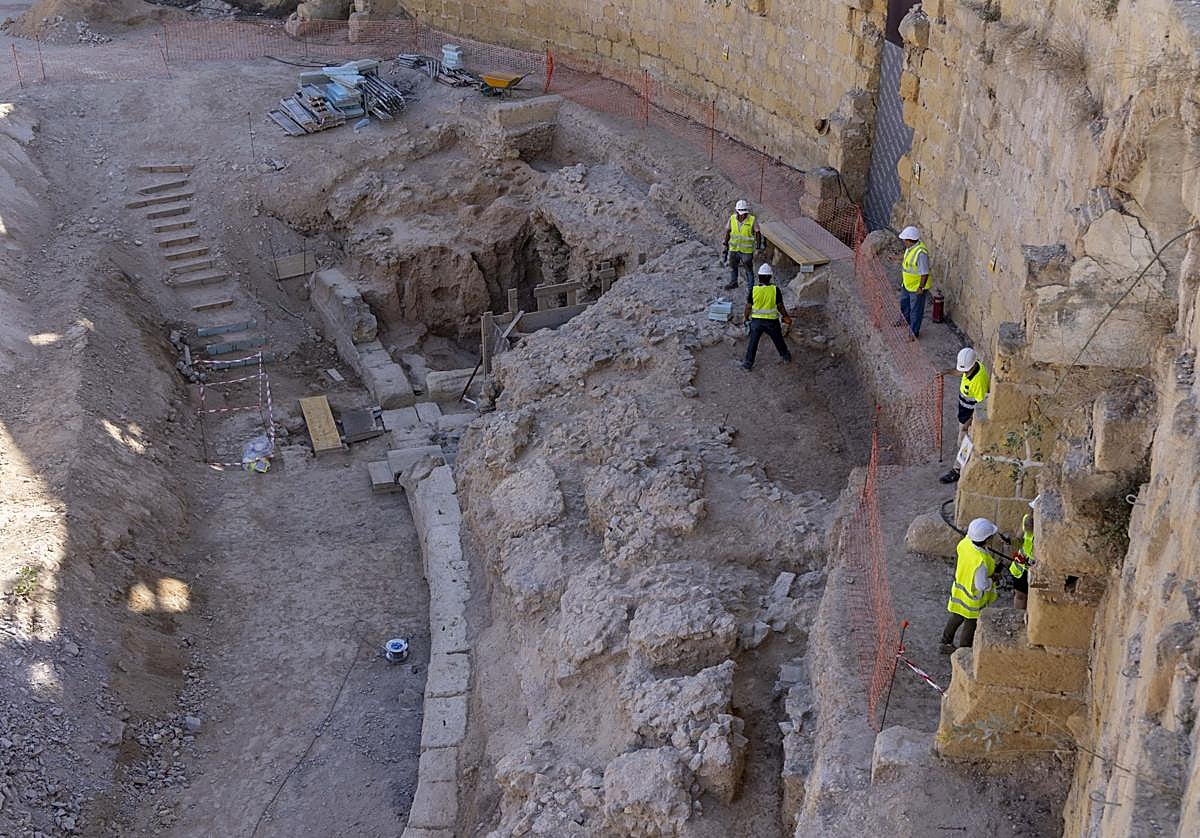 Excavaciones en uno de los anillos del Anfiteatro Romano, en una imagen de archivo.