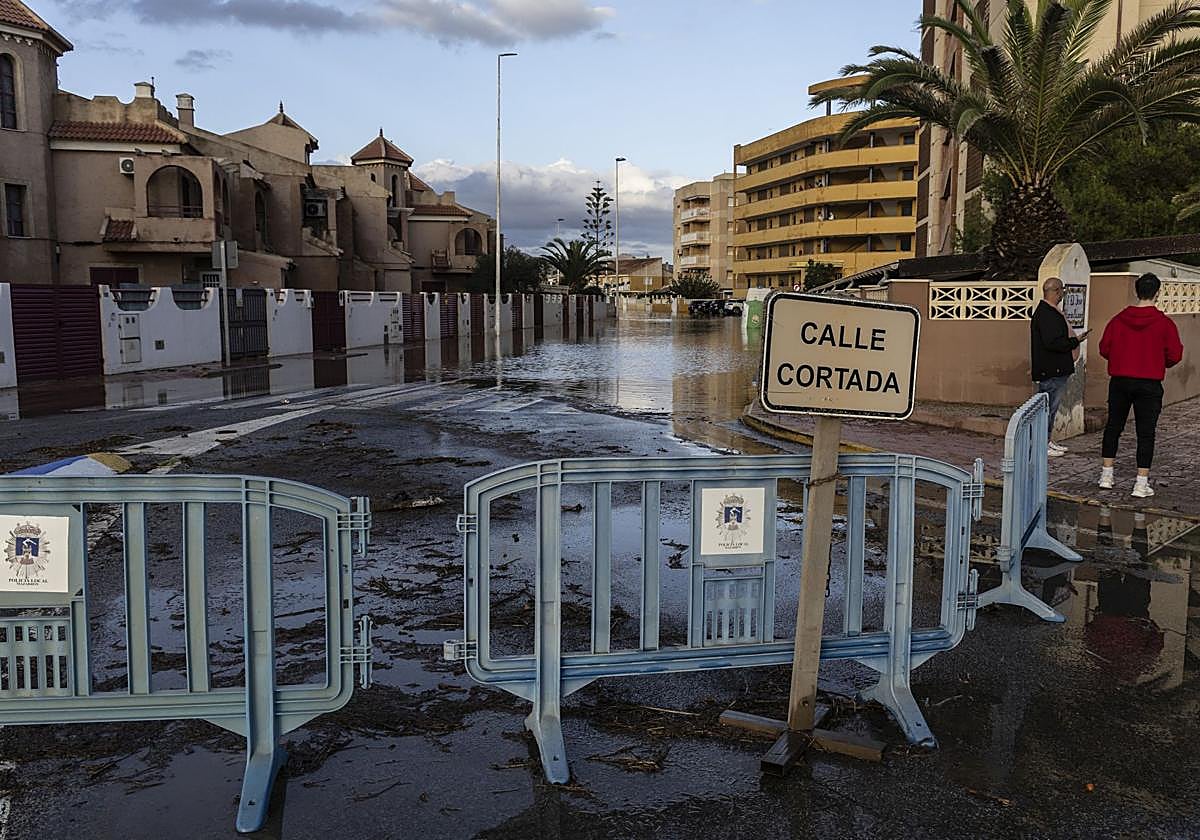 Calle cortada en Mazarrón durante la última DANA.
