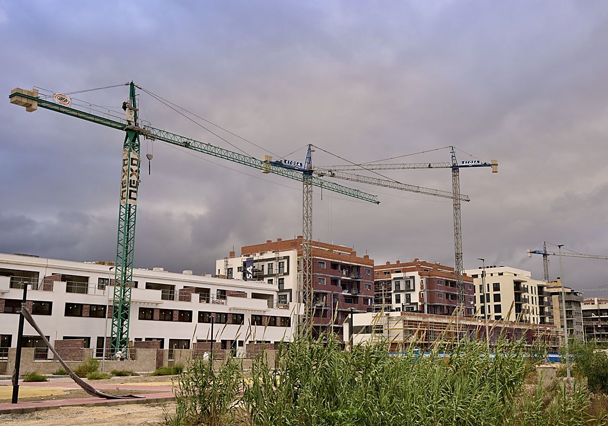 Edificios en construcción en la avenida Marina Española, en Murcia.