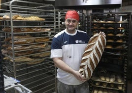 Antonio Moreno, uno de los dueños de Pan Moreno, en el obrador de la panadería.