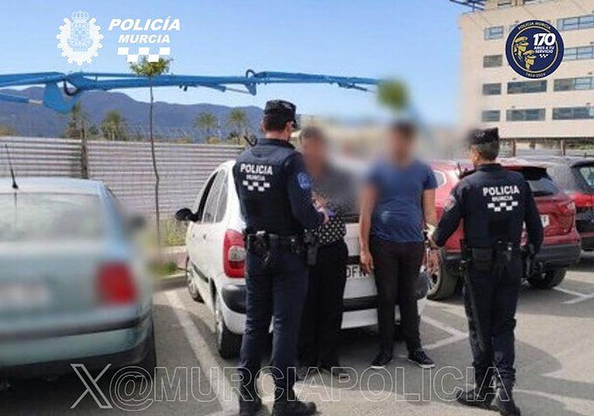 Dos policías identifican a unos gorrillas en Murcia.