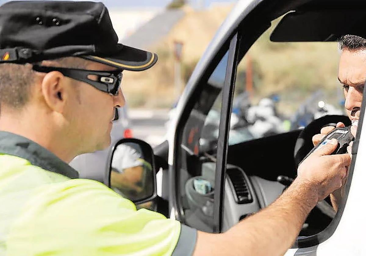 Un agente realiza un control de alcoholemia, en una imagen de archivo.