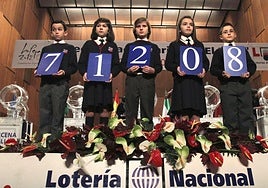 Los niños de San Ildefonso sostienen el número del primer premio del Sorteo del Niño del año 2012, que se celebró en Cádiz.