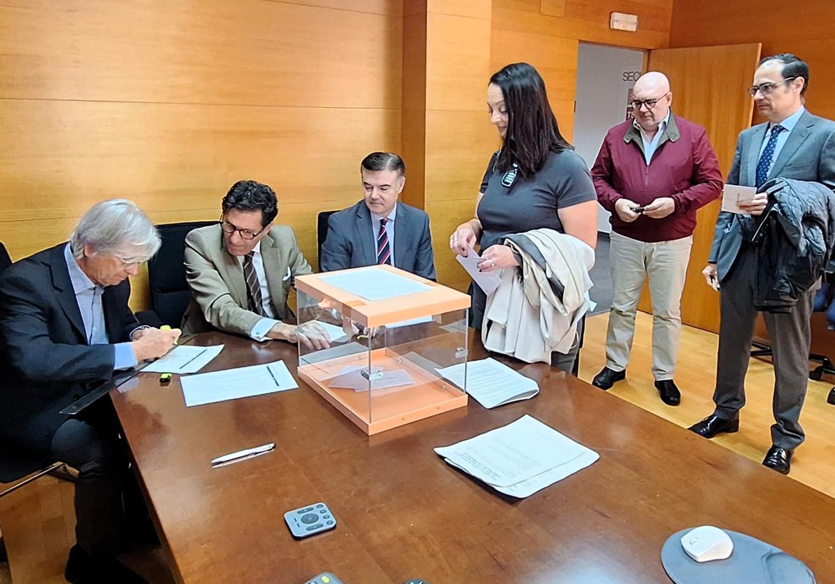 La votación de los nuevos miembros.