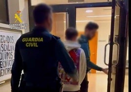 El menor detenido, siendo conducido a dependencias judiciales.