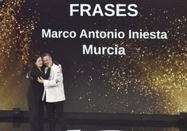 María Egea y Marco Antonio Iniesta se abrazan emocionados tras recibir la estrella Michelin, anoche en el Auditorio Víctor Villegas de Murcia.