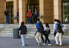 Universitarios de la UMU en el campus de la Merced en una imagen de archivo.