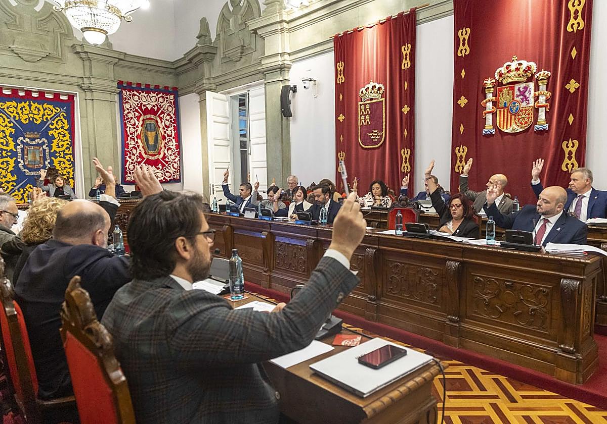 Una de las votaciones en la sesión plenaria celebrada este jueves en el Palacio Consistorial.