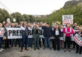 Alcaldes, vecinos y agricultores, este jueves, durante una protesta en la rambla de Tabala.