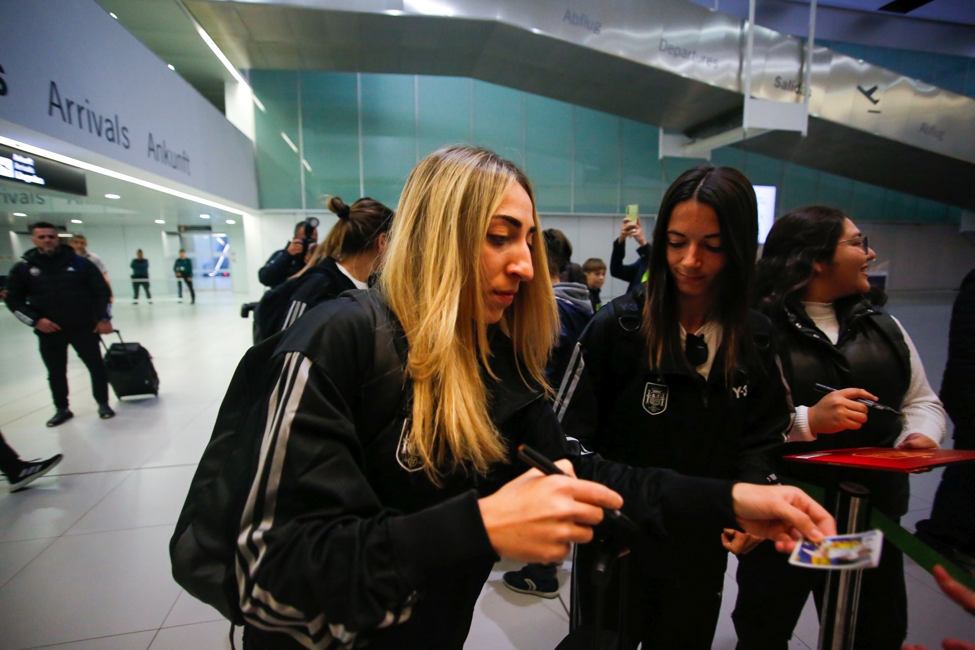 Llegada de la selección español al aeropuerto regional y La Manga Club, en imágenes