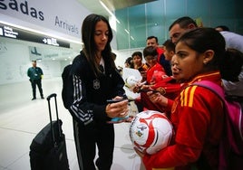 Llegada de la selección español al aeropuerto regional y La Manga Club, en imágenes