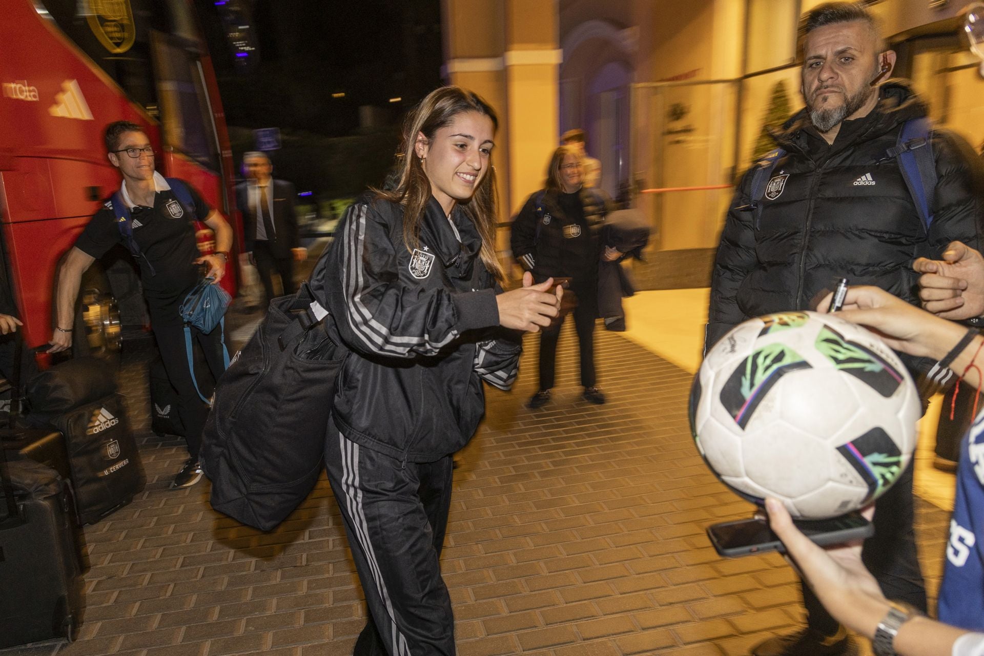 Llegada de la selección español al aeropuerto regional y La Manga Club, en imágenes