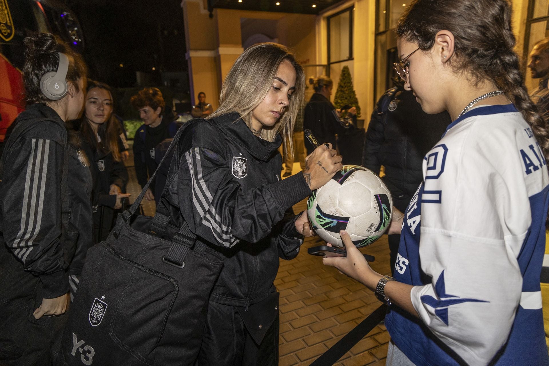 Llegada de la selección español al aeropuerto regional y La Manga Club, en imágenes