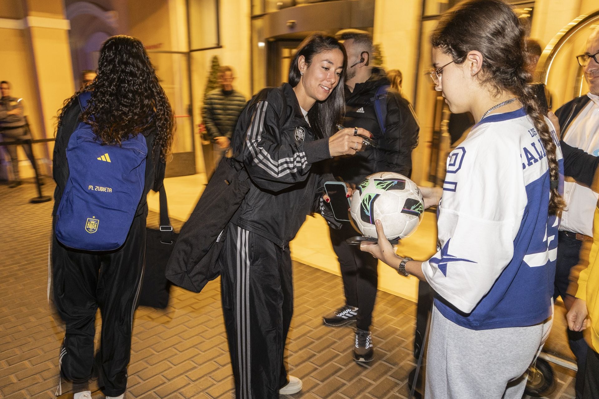 Llegada de la selección español al aeropuerto regional y La Manga Club, en imágenes
