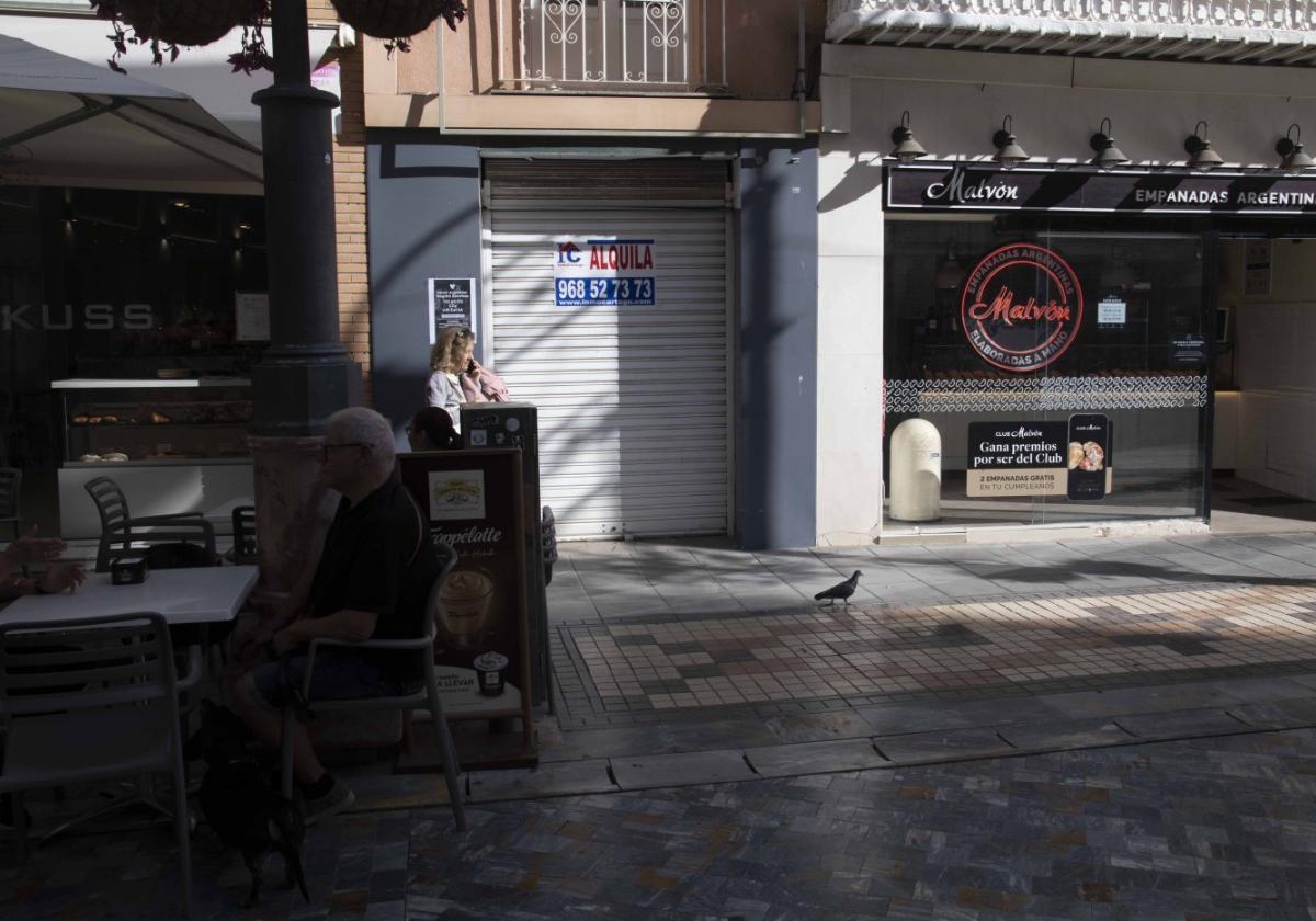 Un bajo con el cartel de 'Se alquila', en la calle del Carmen.