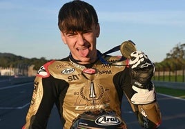 Álvaro Carpe, con la medalla de campeón del mundo júnior.