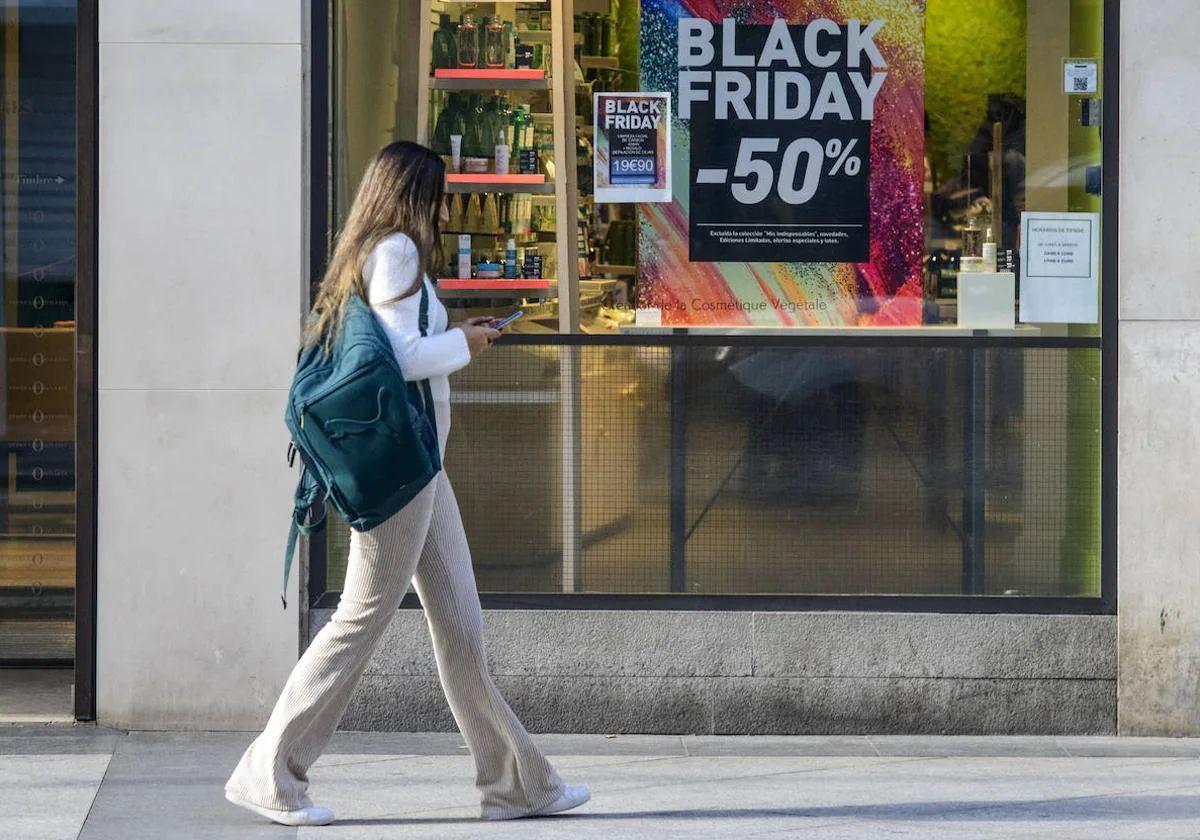 Un escaparate con carteles de rebajas por el Black Friday, en una imagen de archivo.