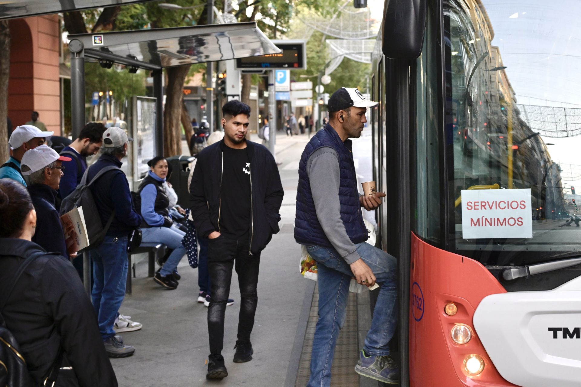 Servicios mínimos en Murcia durante la huelga de transportes de este viernes, en imágenes