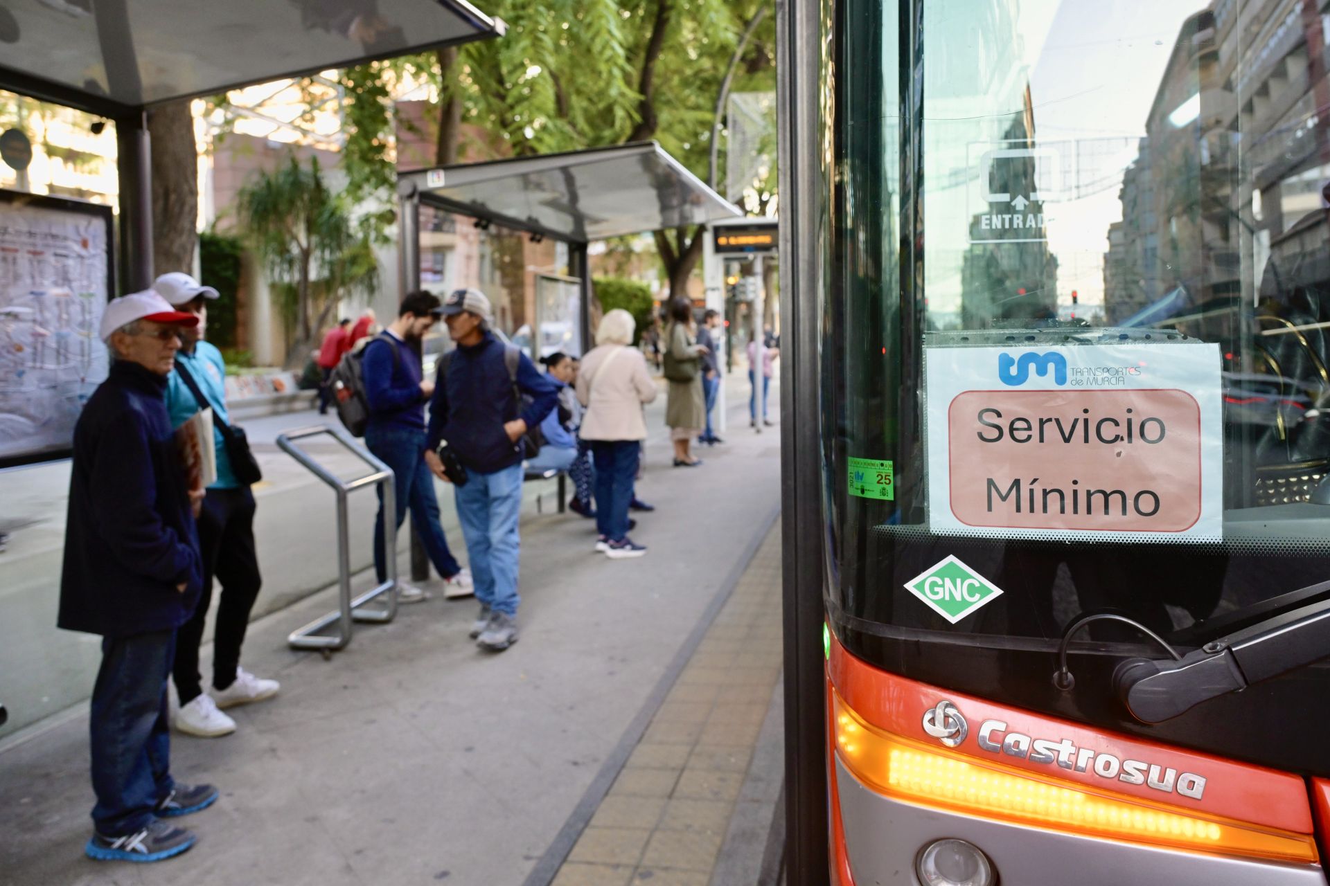 Servicios mínimos en Murcia durante la huelga de transportes de este viernes, en imágenes