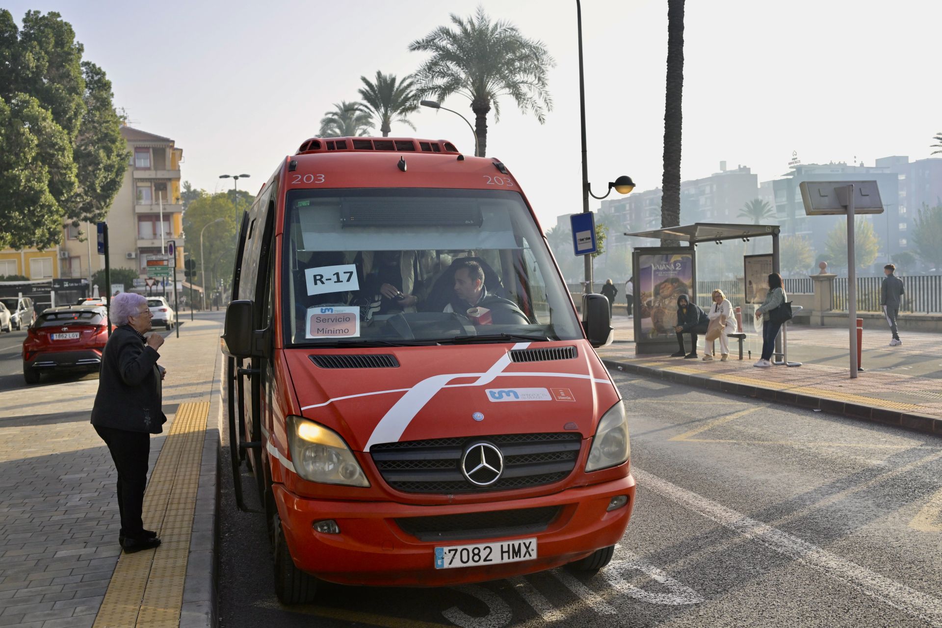 Servicios mínimos en Murcia durante la huelga de transportes de este viernes, en imágenes