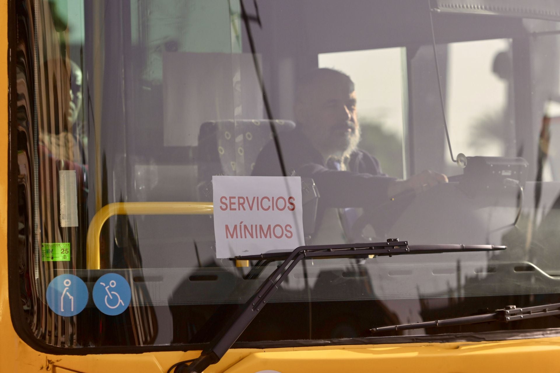 Servicios mínimos en Murcia durante la huelga de transportes de este viernes, en imágenes