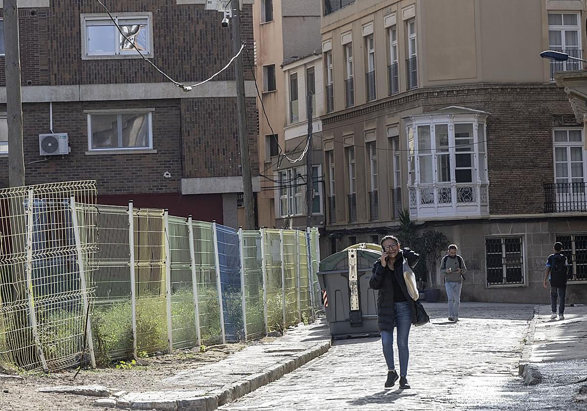 Viandantes pasean por la céntrica calle de la Morería Baja, donde se ha instalado una cámara de vigilancia a la altura de los contenedores.