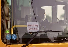 Un autobús de Monbús cubriendo la ruta en servicios mínimos, este viernes por el centro de Murcia.