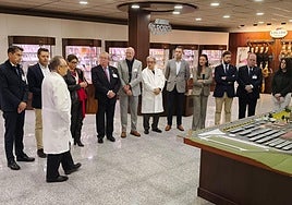 Los patronos de la Fundación Camino de la Cruz y las autoridades atienden las explicaciones de Tomás Fuertes en las instalaciones de ElPozo, este viernes.