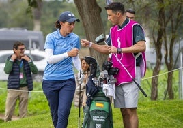 Carlota Ciganda celebrando un buen golpe con su 'caddie' Javier Erviti.