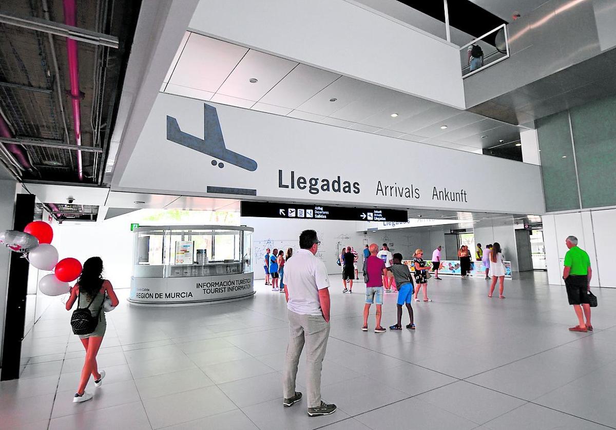 Zona de llegada de viajeros en el aeropuerto regional.